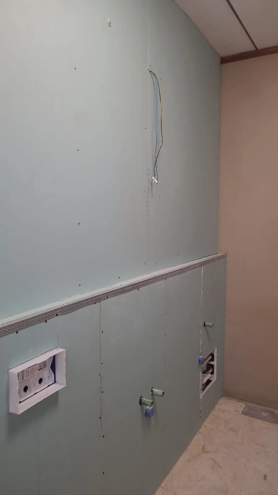 Pareti di un bagno rifatte in cartongesso idrorepellente, con gli attacchi idraulici predisposti
